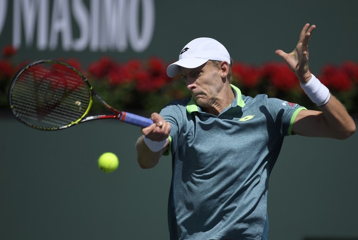 Kevin Anderson playing tennis