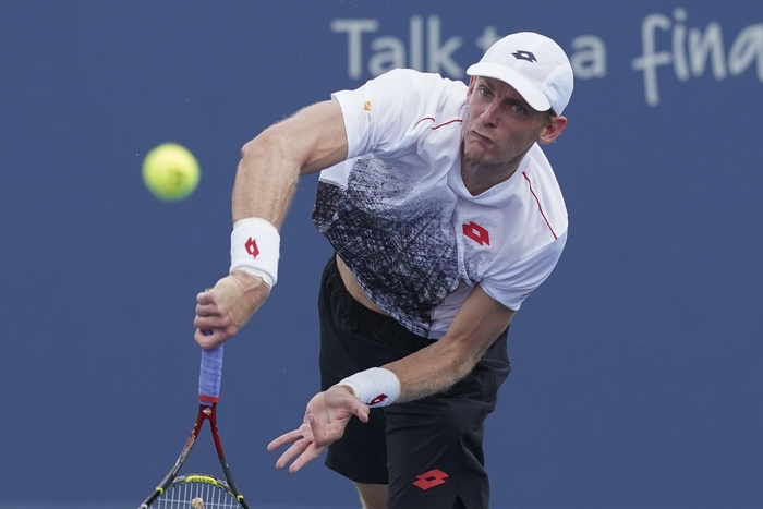 Kevin Anderson serving tennis ball