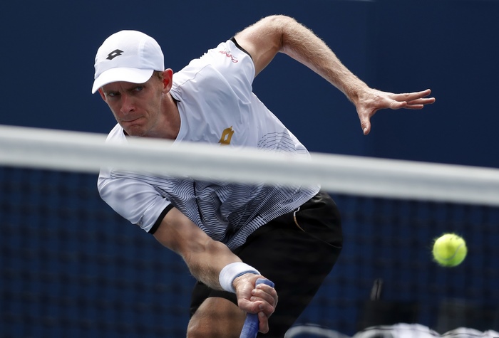 Kevin Anderson playing tennis