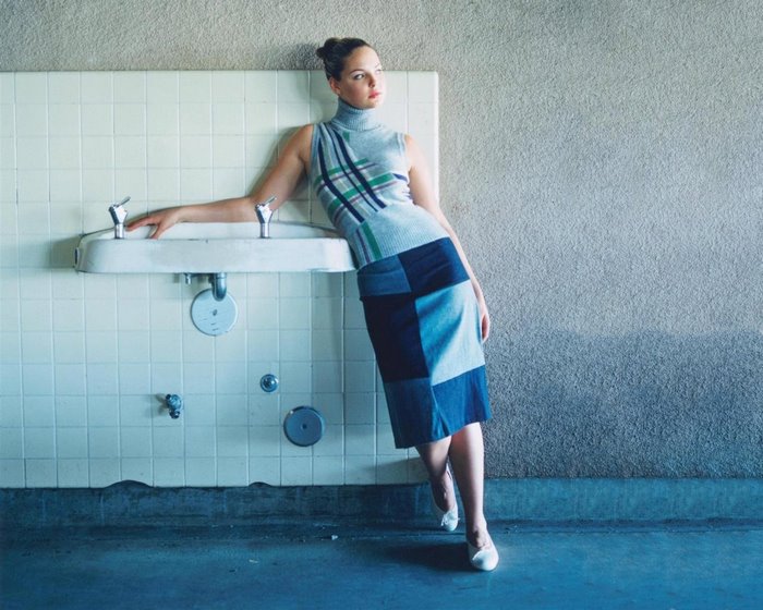 Katherine Heigl leaning on a sink