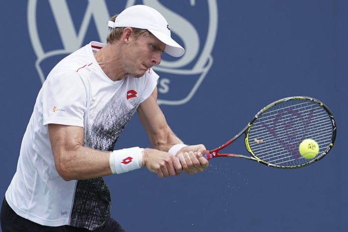 Kevin Anderson playing tennis