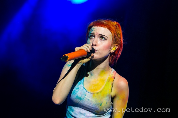 Hayley Williams singing on stage