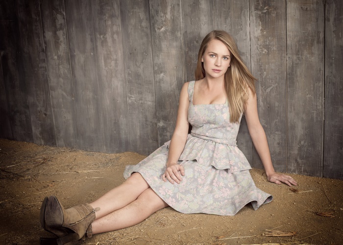 Britt Robertson sitting on the ground