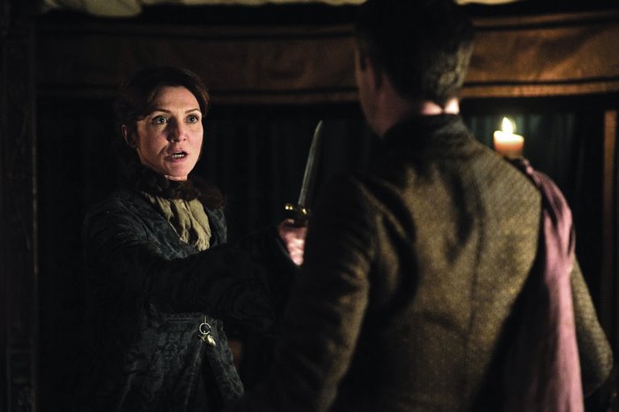Michelle Fairley holding a knife