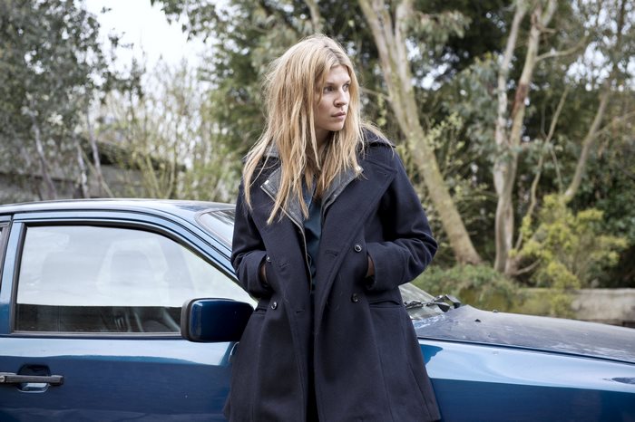 Clémence Poésy leaning on a blue car