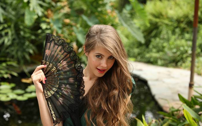 Willa Holland holding a fan