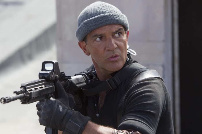 Antonio Banderas holding a rifle