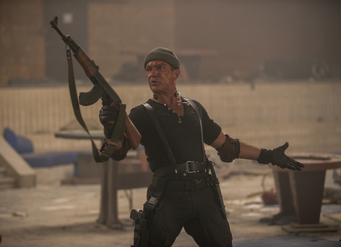 Antonio Banderas holding a rifle