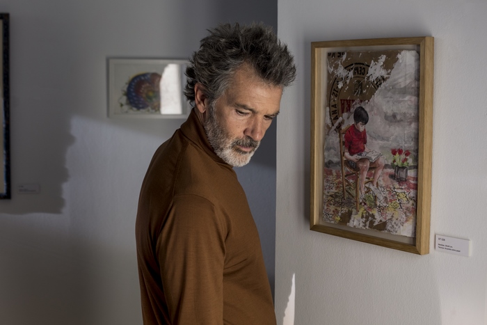 Antonio Banderas in an art gallery