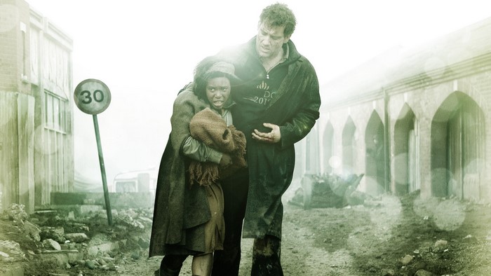Clive Owen carrying a young girl