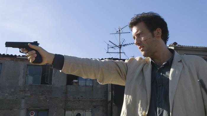 Clive Owen holding a gun