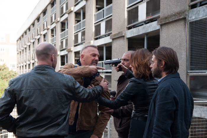 Kevin Costner in a confrontation with armed individuals