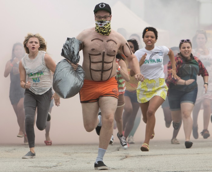 Seth Rogen and others running in a race