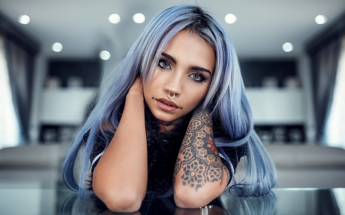 Woman with blue hair and tattoos