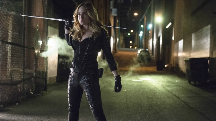 Caity Lotz as Sara Lance in an alley