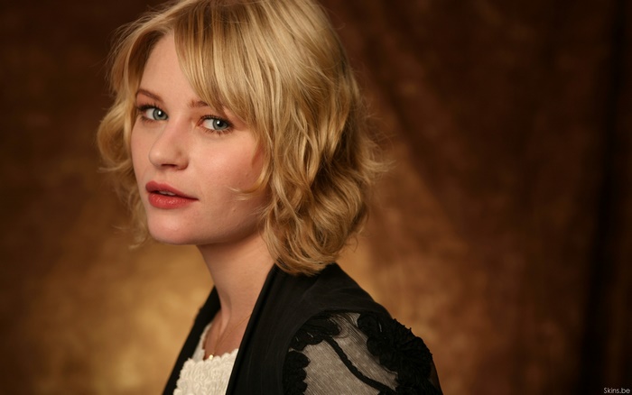 Emilie de Ravin portrait