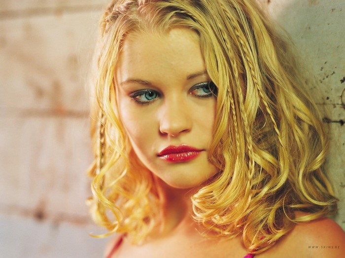 Emilie de Ravin portrait