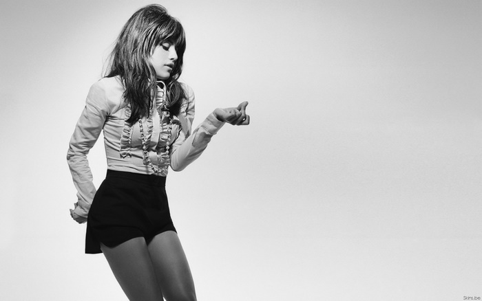 Brittany Murphy in black shorts and ruffled shirt