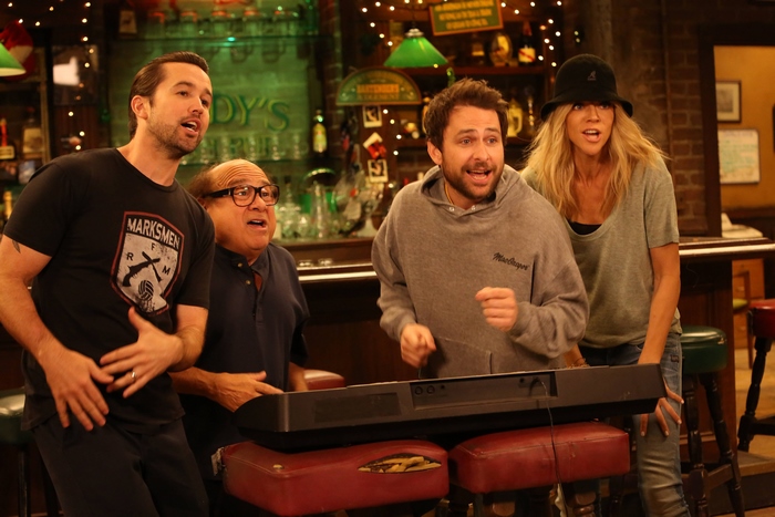 Rob McElhenney, Danny DeVito, Charlie Day, Kaitlin Olson in a bar