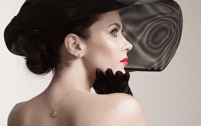 Anna Friel in a black hat