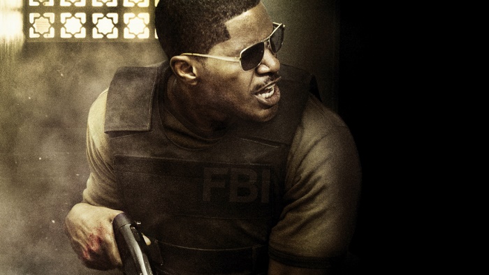Jamie Foxx as FBI agent with gun