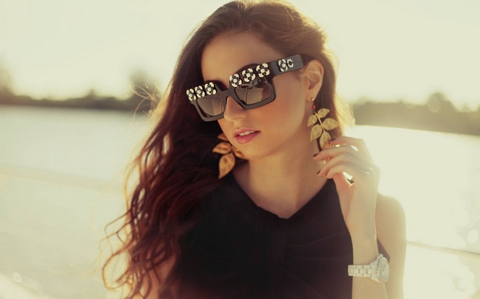 Woman with sunglasses and large earrings