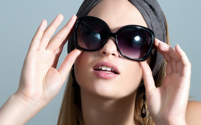 Woman wearing large sunglasses and a headband