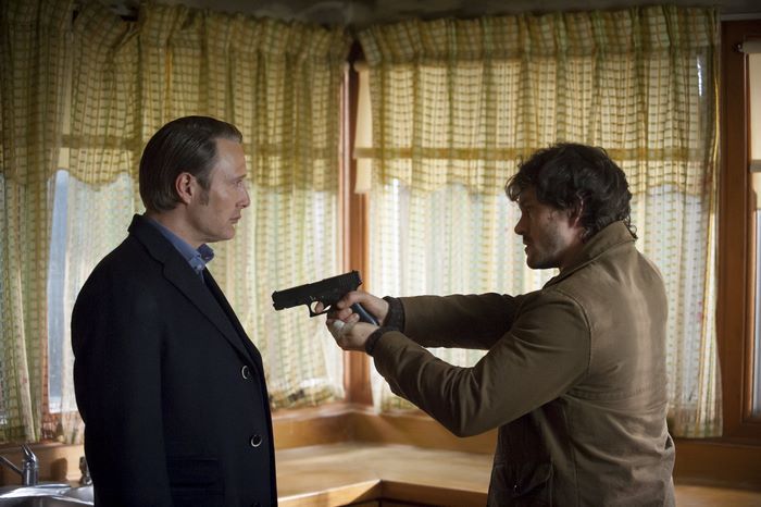 Will Graham points a gun at Hannibal Lecter