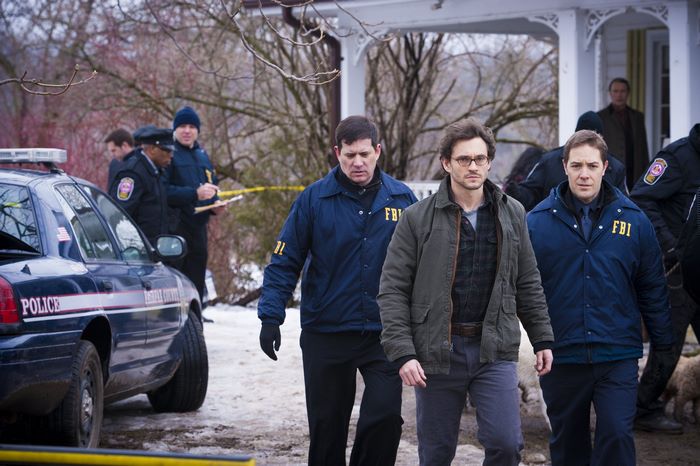 Hugh Dancy and FBI agents at a crime scene