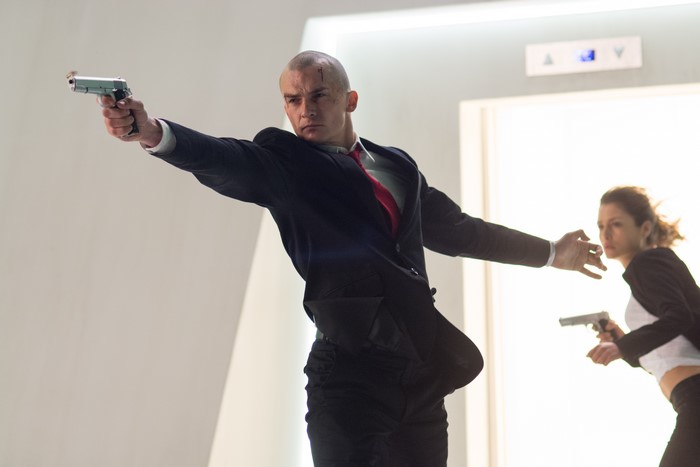 Agent 47 and Hannah Ware with guns