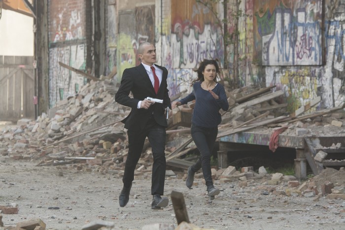 Agent 47 and Hannah Ware running in destroyed city