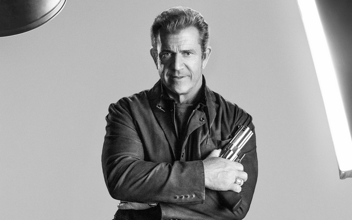 Mel Gibson holding a gun