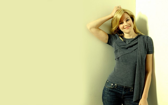 Elizabeth Banks leaning against a wall