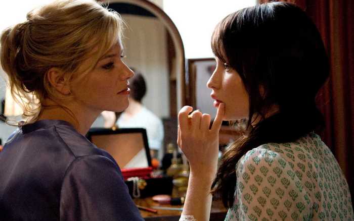 Elizabeth Banks in a scene