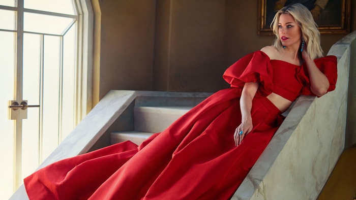 Elizabeth Banks in a red dress