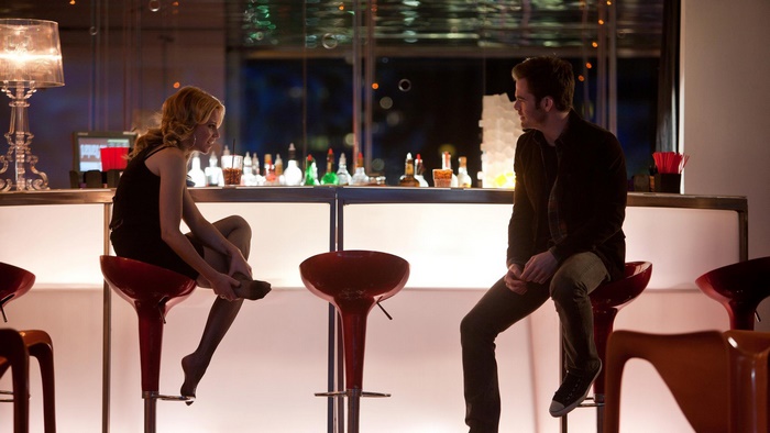 Elizabeth Banks and man at a bar
