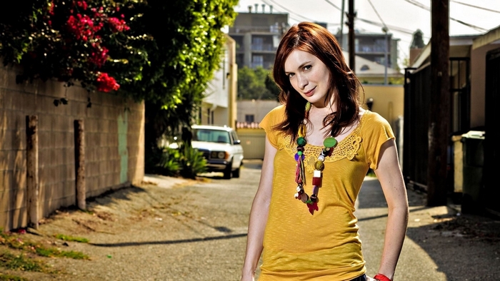 Felicia Day in an alley