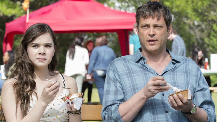 Vince Vaughn and Hailee Steinfeld eating ice cream