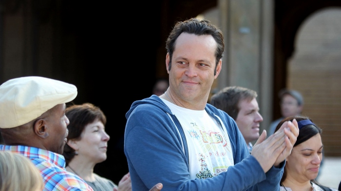 Vince Vaughn clapping with a crowd