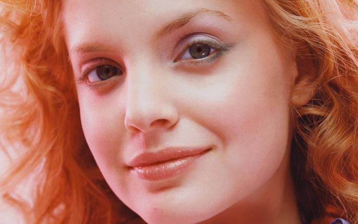Mena Suvari close-up portrait