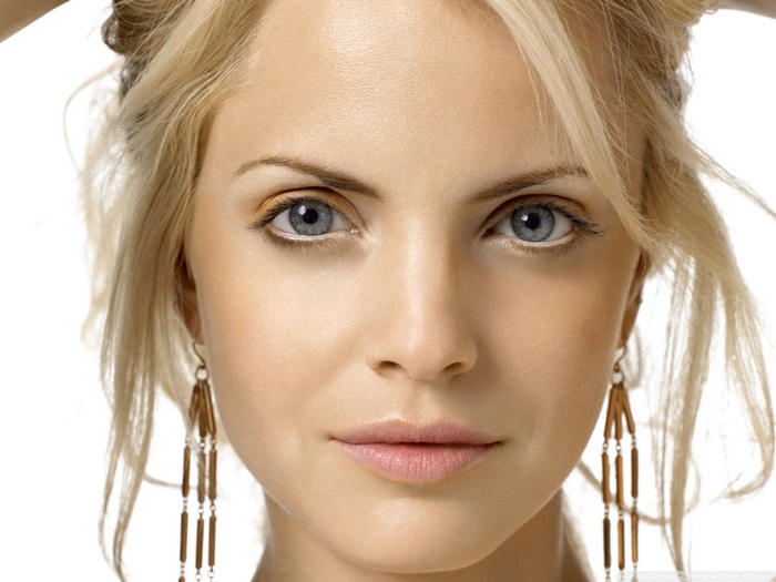 Mena Suvari close-up portrait