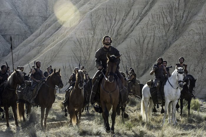 Michiel Huisman on horseback with a group