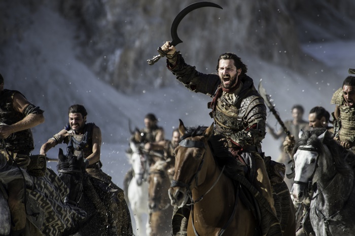 Michiel Huisman in battle on horseback