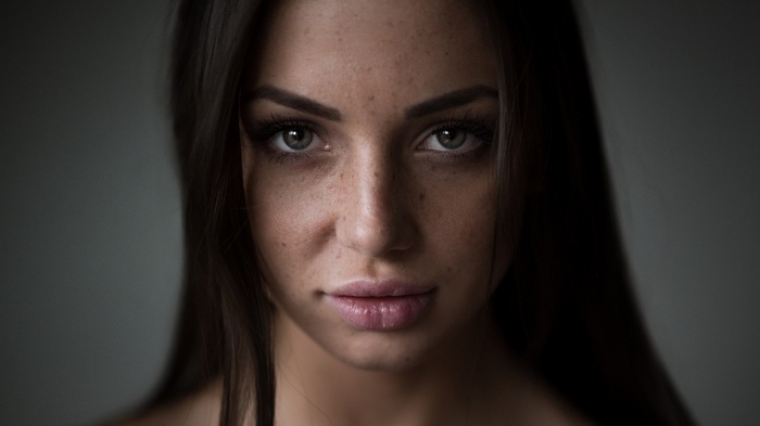 Woman with freckles looking at the camera