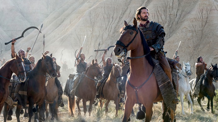 Michiel Huisman leading a cavalry charge