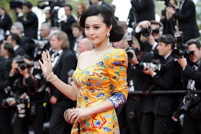 Elegant Fan Bingbing in Vibrant Traditional Dress
