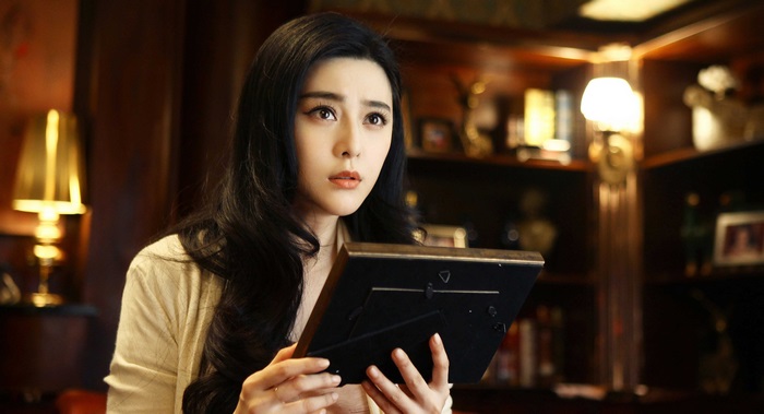 Fan Bingbing holding a framed photo