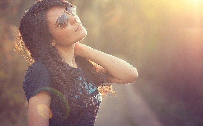 Woman wearing sunglasses and a t-shirt