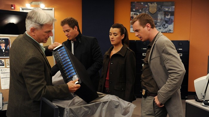 Mark Harmon and NCIS team in office