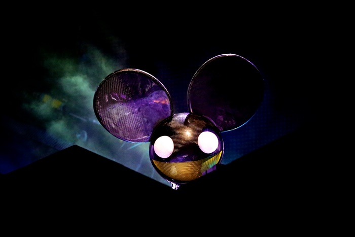 Deadmau5 head on stage
